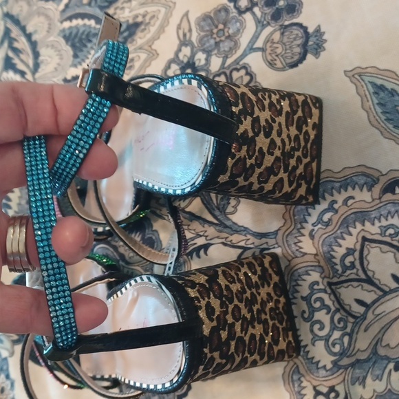 BETSEY JOHNSON Graviti Embellished Leopard Print Block Heel Sandal Size 7.5 NEW - Picture 10 of 14